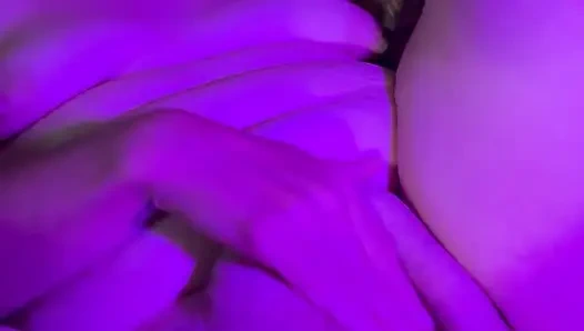 Kreatur-schwanz, untergang. Ich spiele mit meinem neuen spielzeug