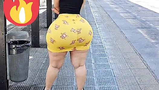 Pantat besar menunggu bus di Argentina