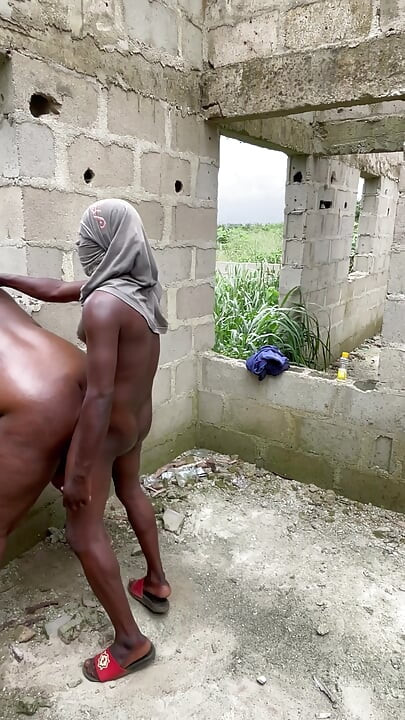 Gruppensex im freien mit zwei afrika-tops mit langen schwänzen