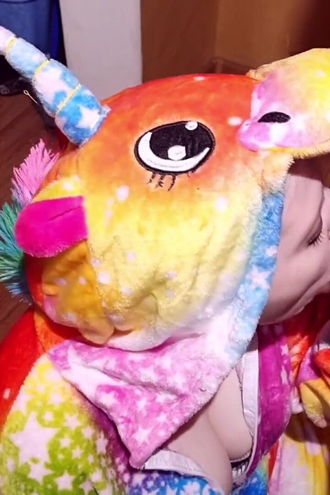 Süße in einem anzug, greedily lutscht meinen schwanz