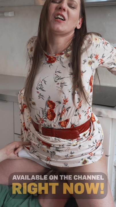 A Horny MILF picked up a Younger guy and Seduced him in the park
