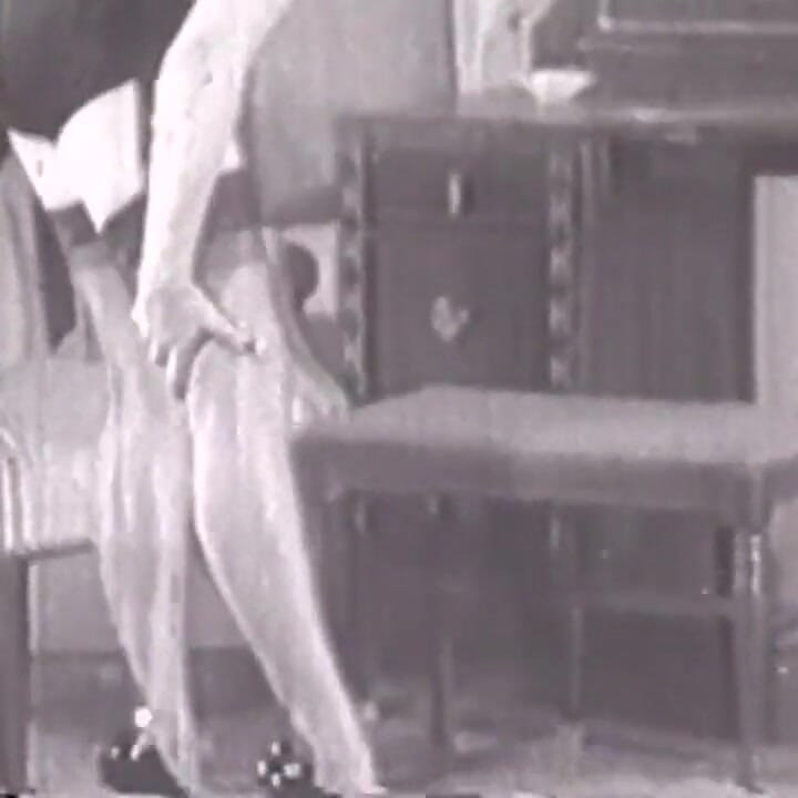 Awek vintaj dengan gaya rambut tua berbogel dari pakaian dalam seksinya