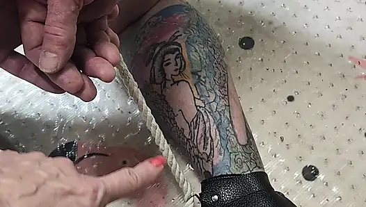 Хорошая девушка связывает яйца и член муженька и развлекается с ним ступнями