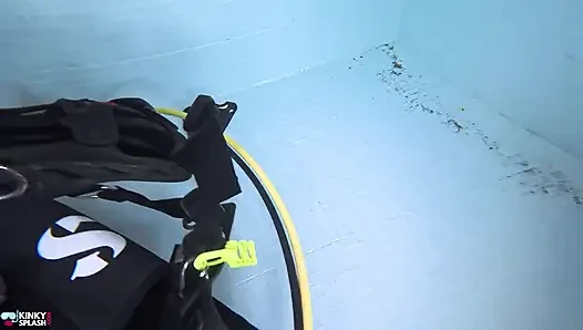 Dominasi Bawah Air dengan Perlengkapan Scuba Penuh