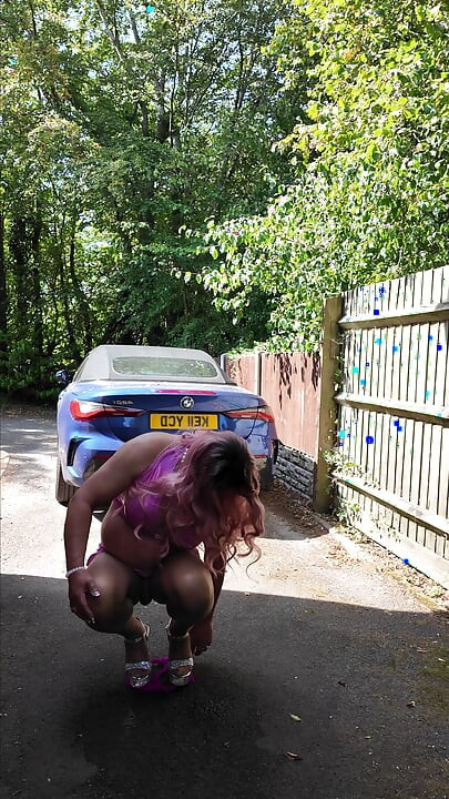 Sexy Crossdresser kellycd2022 v mé růžové lesklé sukni a top tan punčochách a podpatcích