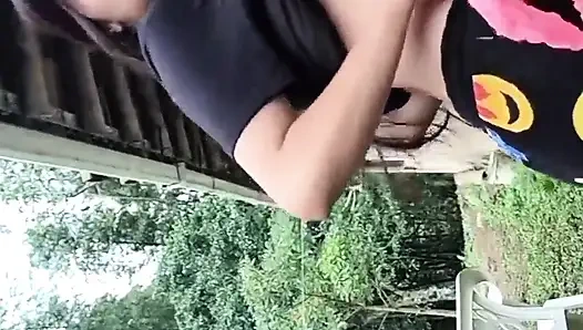 Yulieth Gomez parkta kendine dokunuyor ve amını gösteriyor ve tüm kıyafetlerini çıkarıyor