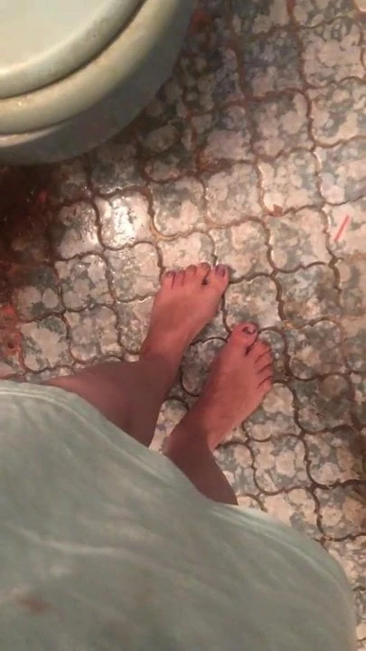 Lizzy Barefoot Rubbing (yummy)