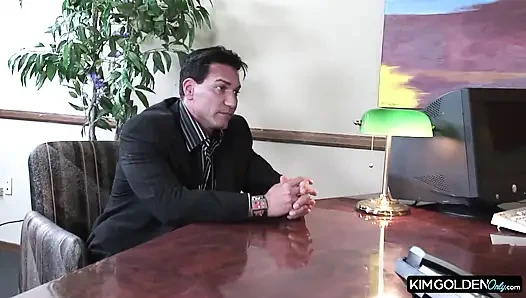 Geiler Buerofick mit kurviger Bruenetten