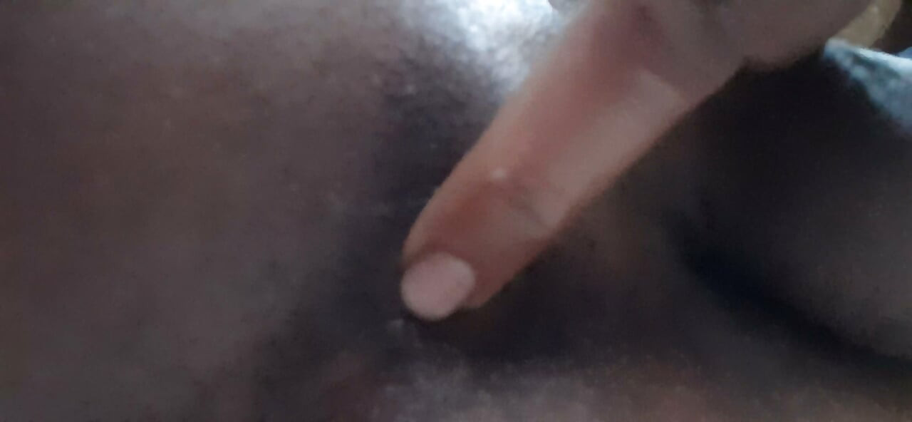 Poner aceite en el ano y ponlo en el dedo