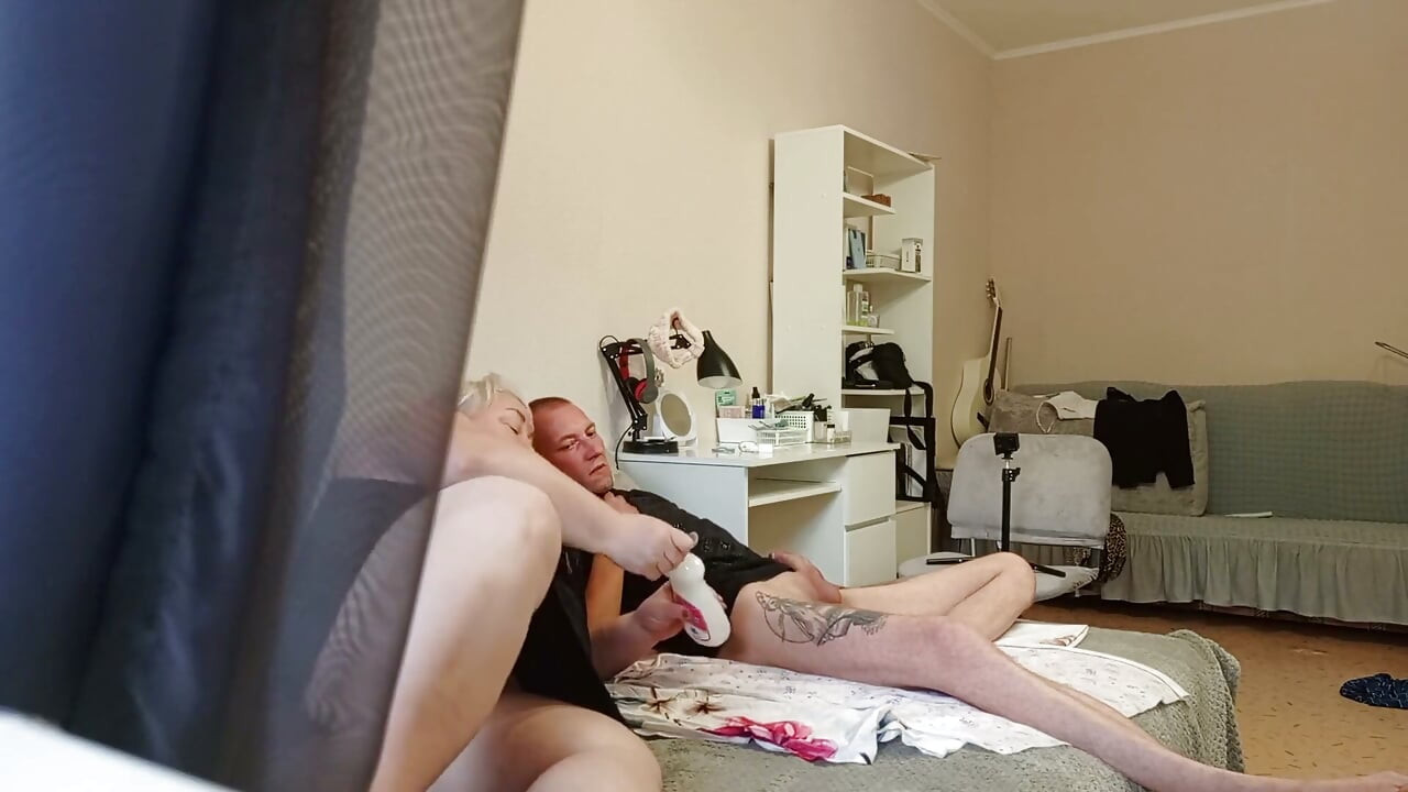 Minha namorada me satisfaz batendo uma punheta no meu pau antes de gozar