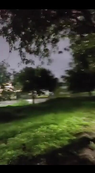 Volim špricati mlijeko, veliki kurac kad šetam usamljenim parkom