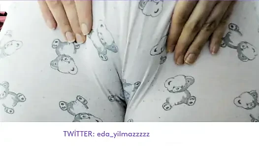 CAMELTOE- MEMEK BENGKAK- MASTURBASI DENGAN PIYAMA