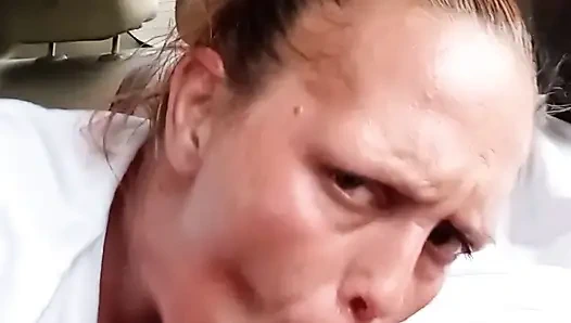 Уличная проститутка делает минет в машине. Сперма в гору