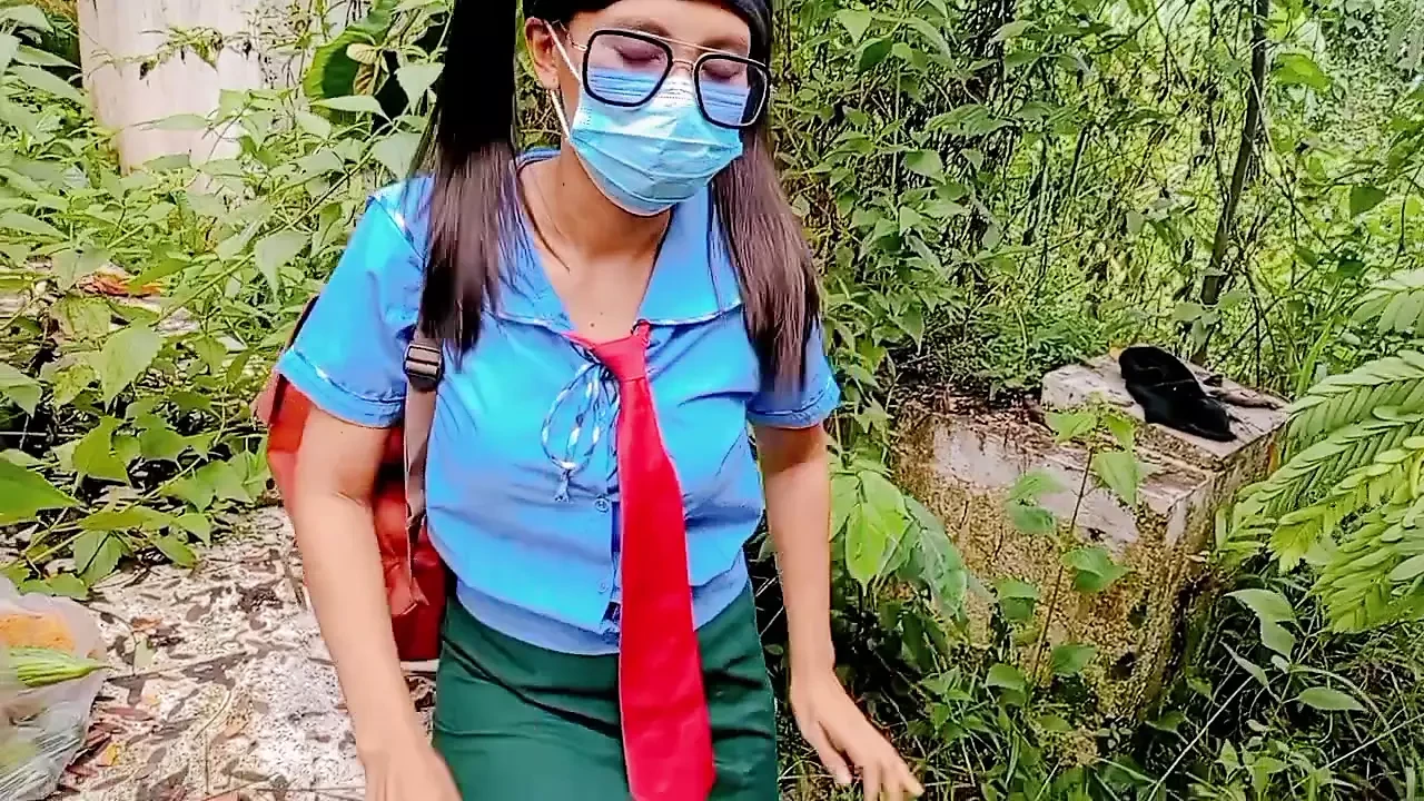 Dedo solo fuera del cementerio abandonado
