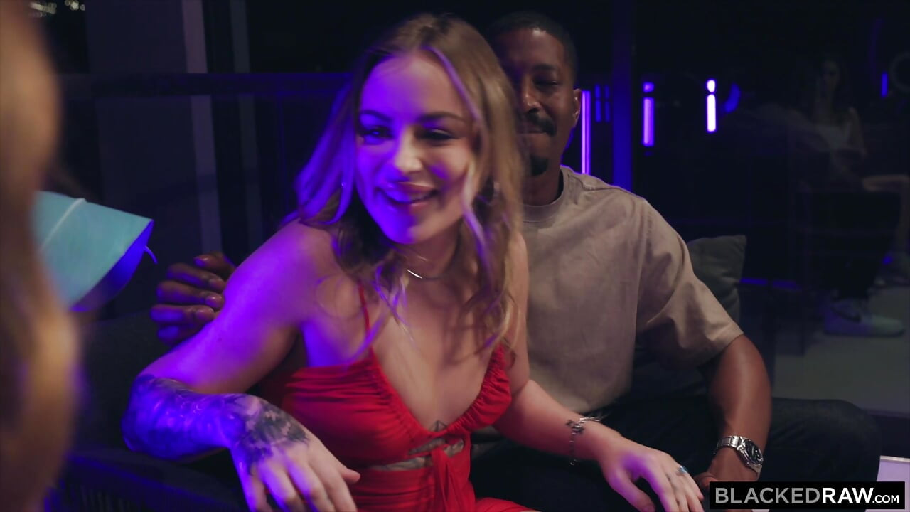 Blackedraw muhteşem sarışın Anna Claire Clouds erkeğinin büyük zenci en iyi arkadaşı Molly Little ile paylaşıyor