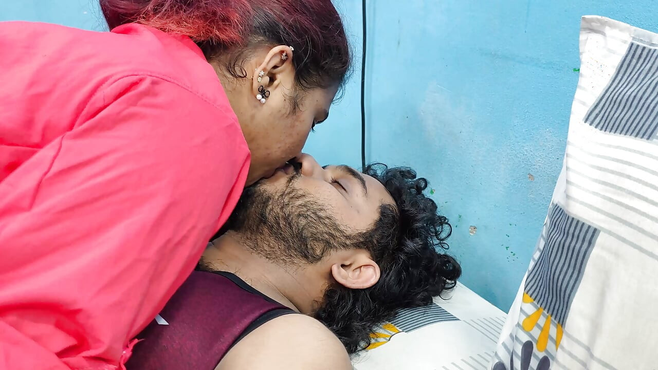 Menina beija no lábio do garoto e esfrega pênis