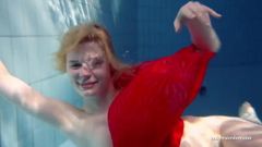 A novinha russa Lucie vai nadar debaixo d'água