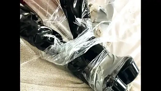 PERBUDAKAN SEPATU HAK TINGGI LATEKS MERAH