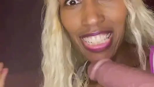 Sarışın diğer kızlardan daha iyi yarak / dildo emiyor mu?