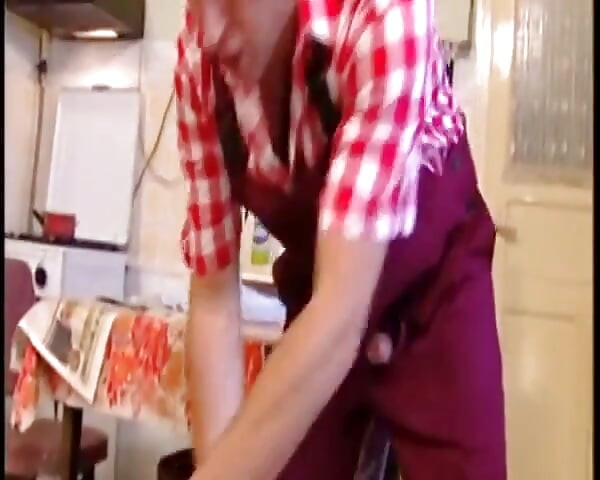 Sarışın Orta Yaşlı Seksi Kadın Sert Biniyor Ve Yarak Emiyor