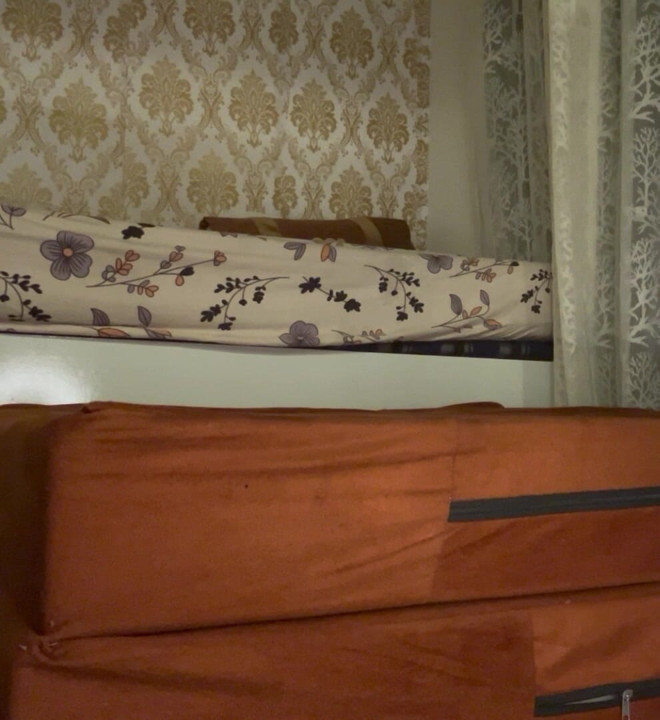 Une desi indienne sexy se masturbe sur un oreiller en se faisant baiser en train de baiser