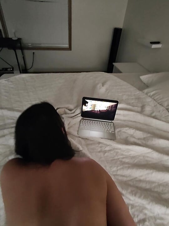 Kona filmer seg selv med en annen mann og viser ektemannen