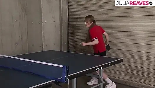 Ateşli genç kız iki yarağı emiyor ve sonra sikiliyor ve boşalıyor