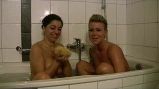 Zwei Hottys in der Badewanne Teil 1of3 - deutsch - csm