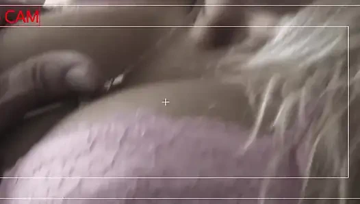 Извращенная сцена в тройничке - 3_Sexy блондинку сняли на видео, пока два члена кончают в ее рот