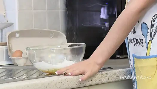 Emily si cewek sange dengan toket besar emily dientot habis-habisan di dapur