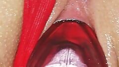 Close-up – istri bermain dengan dildo besar dan meregangkan vaginanya
