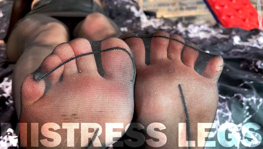Deusa pés e dedos dos pés em fofa meia-calça preta