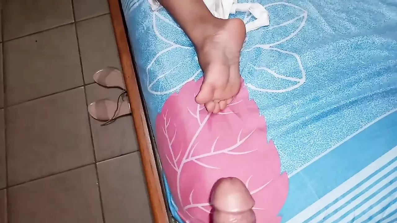 BEAUTIFUL LATINA WAKES UP VERY HOT HAVING A HANDJOB AND I FUCKED HER.