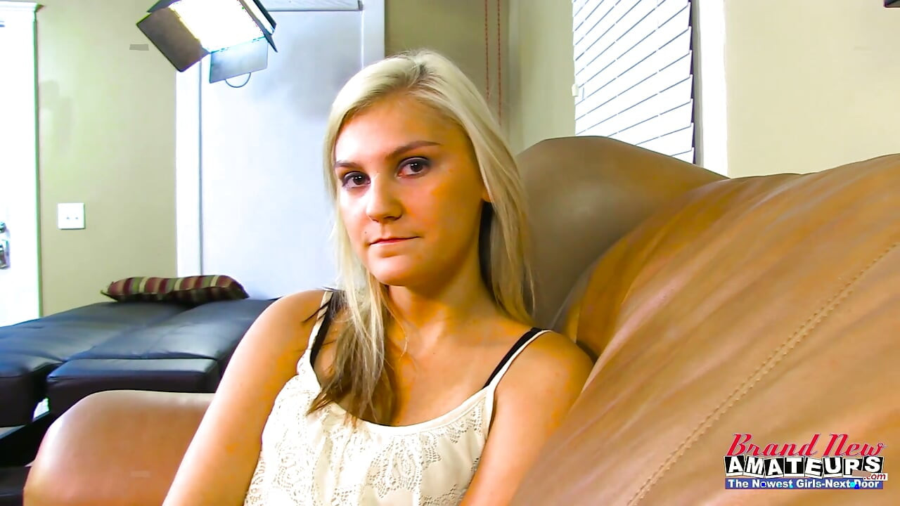 الشقراء المنحرفات بيلي وأوليسيا يستمتعان بمص أكساسهما وزبهما!