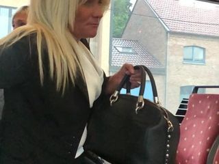 Une blonde sexy mature dans le bus en Belgique