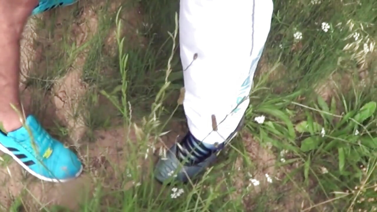 在户外露出时被striaght scally男孩的脚操