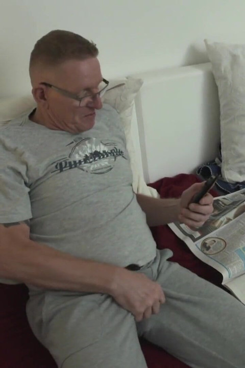 La ragazza formosa tatuata viene sfodata nella sua figa rasata