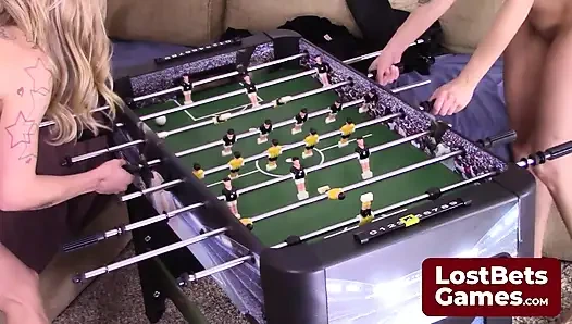 Aksi hot lesbian dylan dan carmen yang lagi asik main strip foosball