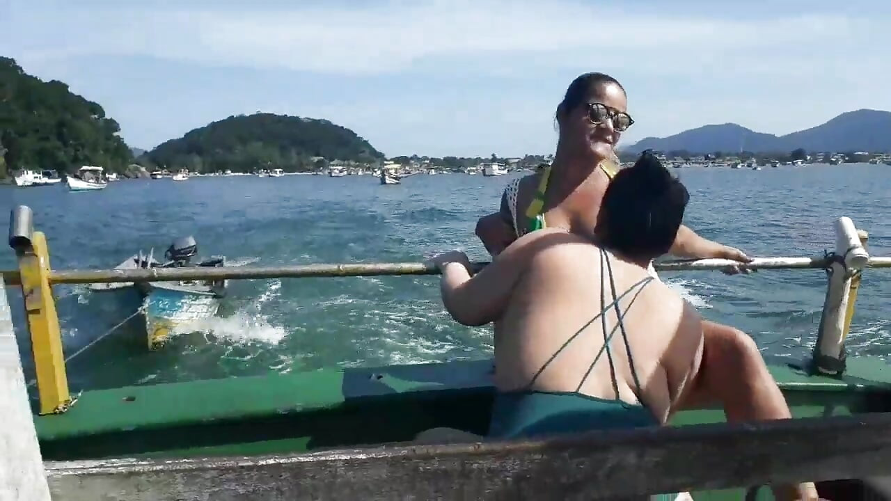 파티 엉덩이와 의붓여동생 아가사 루도비노와 함께하는 공공 장소에서의 보트 전시