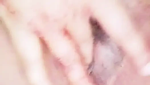 I am fingaring my pussy hardly.