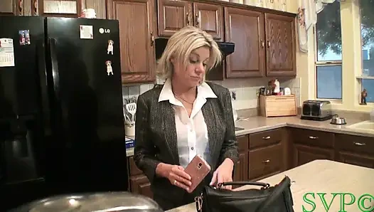 Üvey anne ve iki üvey kızı üçlü seks yapıyor