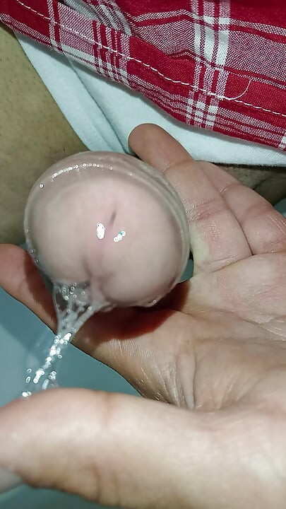 CALDA E BAGNATA, STUDENTESSA TRANS DISPERATA SI MASTURBA INTENSAMENTE IN BAGNO, SONO QUASI SCOPERTO