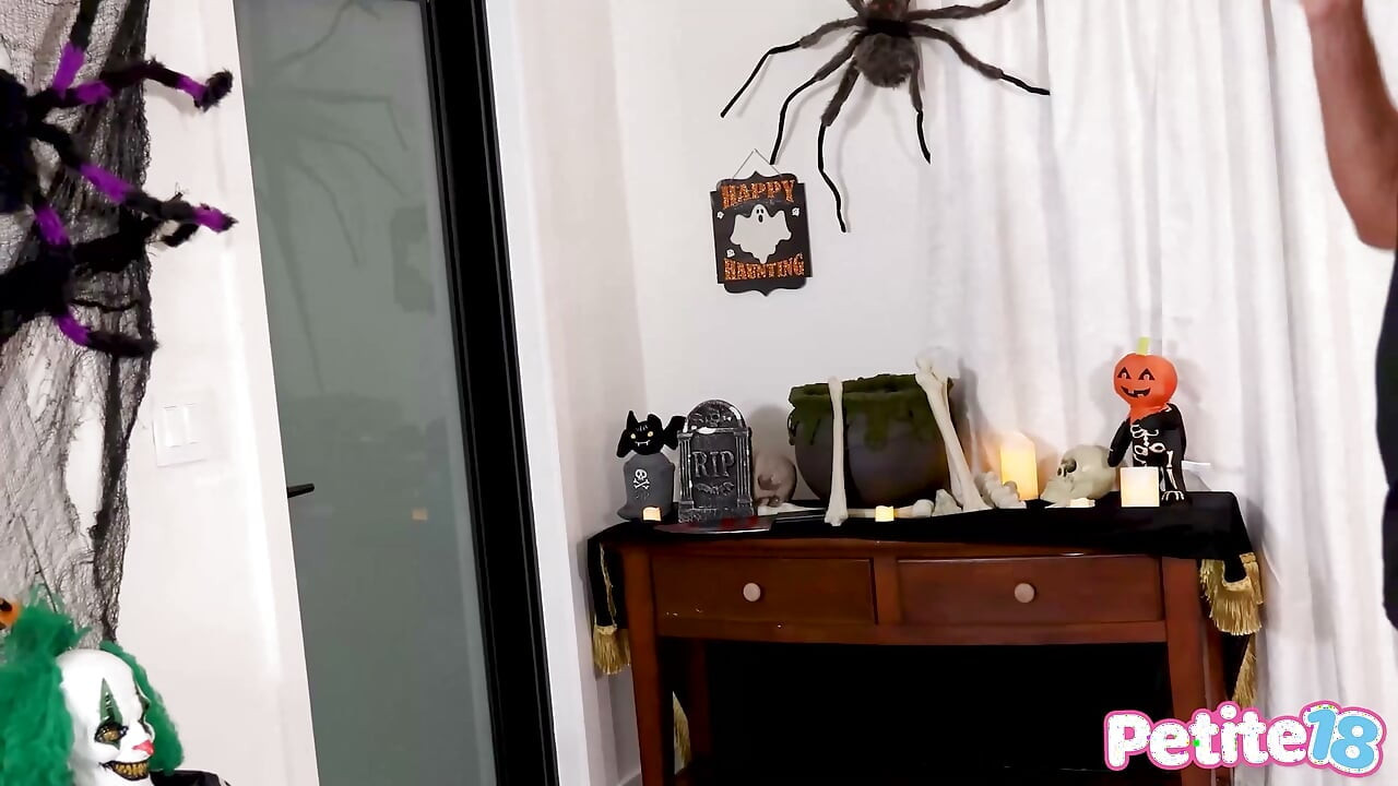 Petite18 - Aranyos Chucky CC Wilde Halloween tréfája tabu arcra élvezéssel végződik