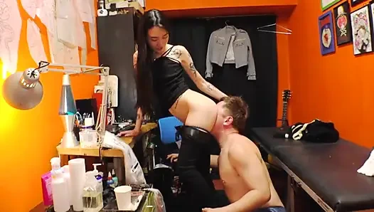 Yeni tanıştığım havalı, dövmeli bir güzellikle vahşi bir an için can atıyorum