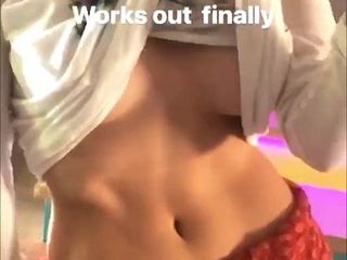 Bella Thorne își arată stomacul și sânul