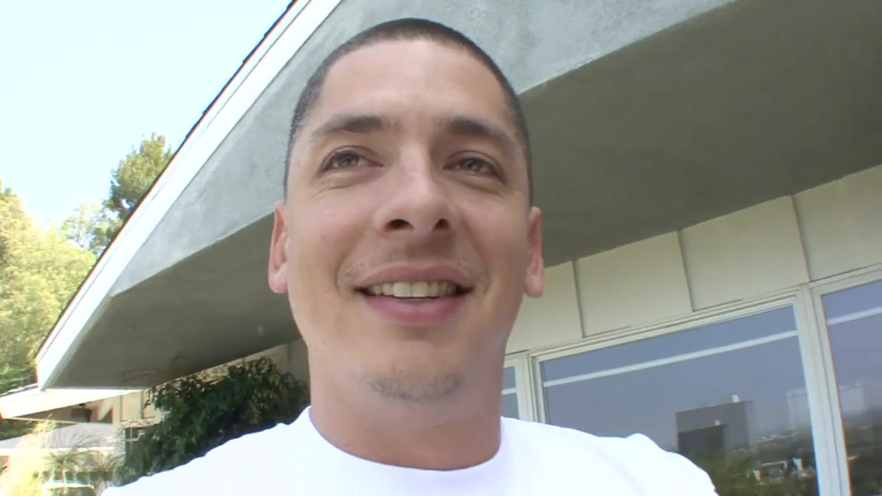 年轻的黑发女郎在空中猛烈抨击双腿