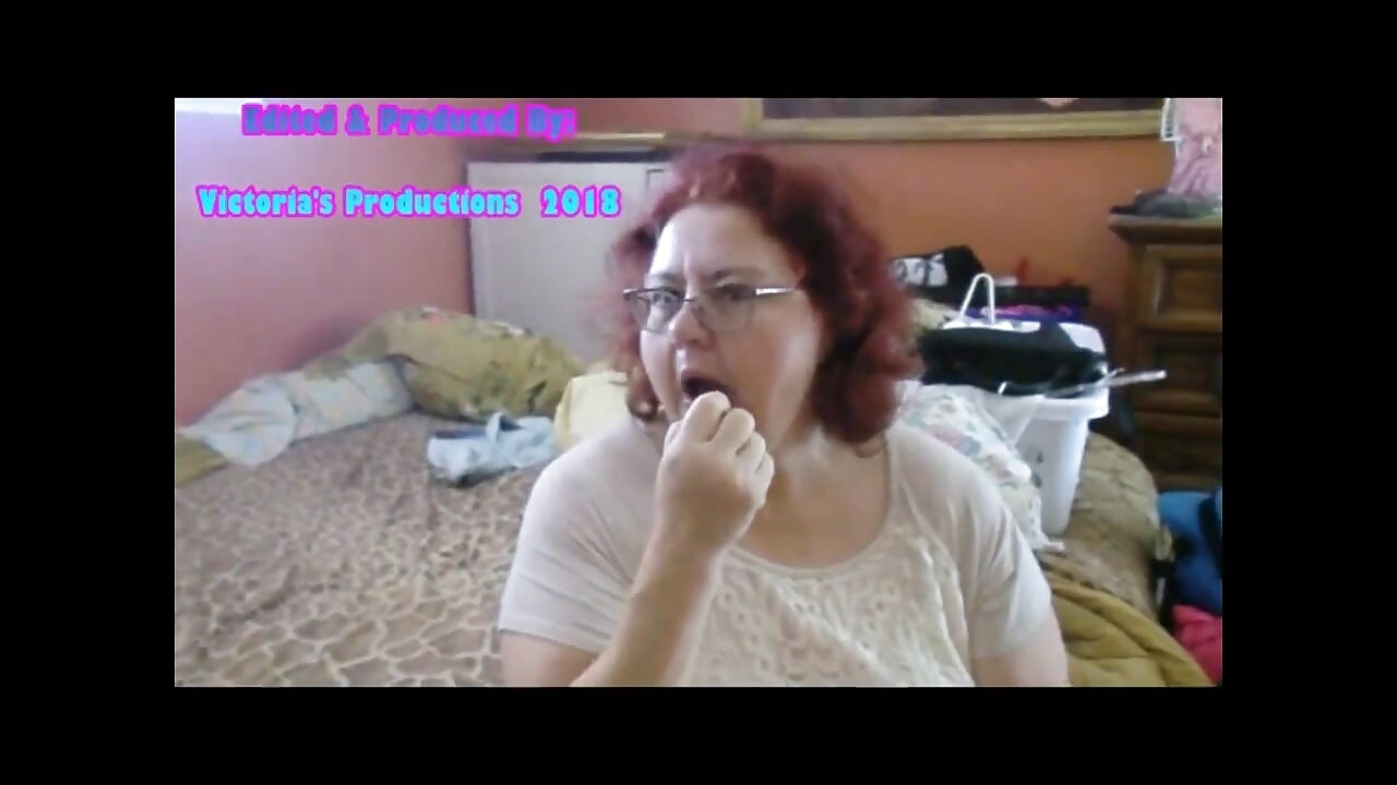 Brittney lutscht einen strapon und wird zum ersten mal geritten