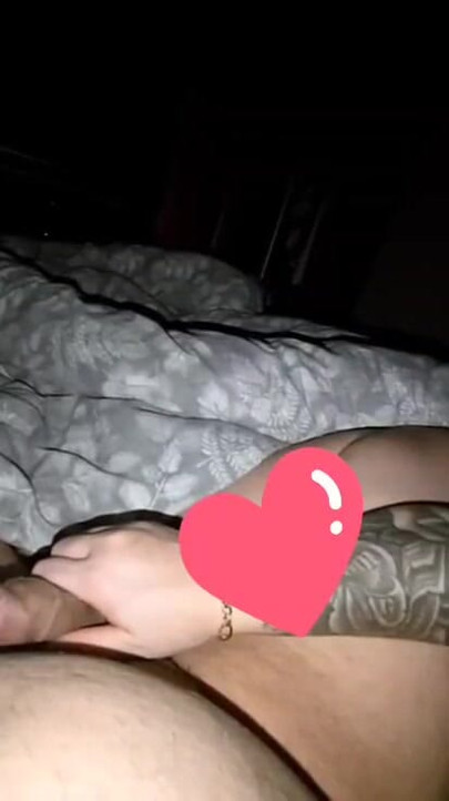 阿姨晚上來房間給他的雞巴打手槍 | 短片 2