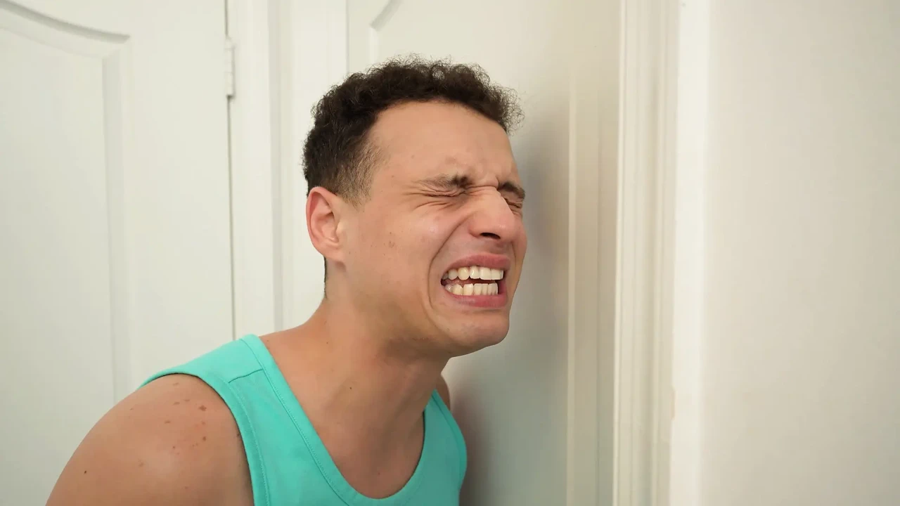 让我在浴室里. 紧急! W/ 丰满的红发女郎Jessica Aaren