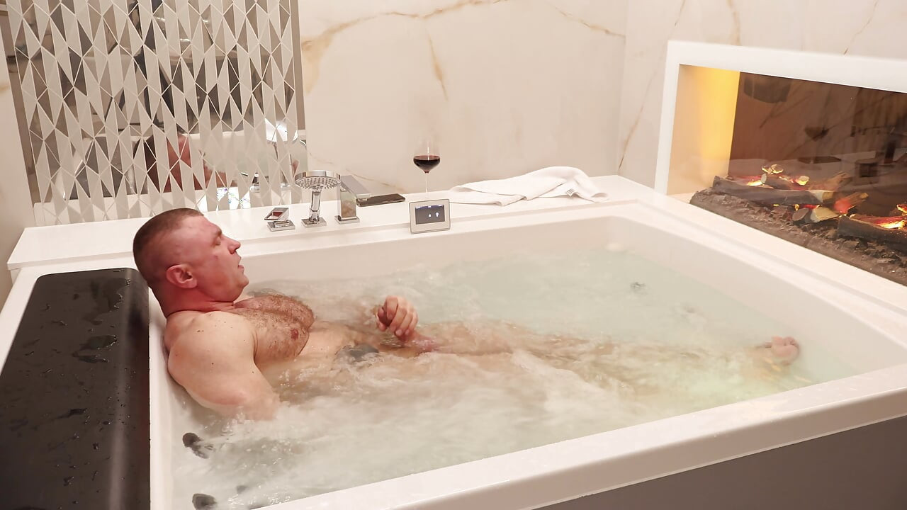 Hairy Muscle Stud: Luxury Jacuzzi Strip & Raw Jerk off - 4K Bodybuilder Solo